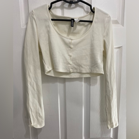 H&M Ivory Long Sleeve Button Up Scoop Neck Crop Top - Picture 2 of 5